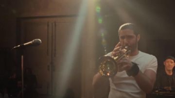 La camiseta blanca de Farid (Tahar Rahim) en The Eddy (temporada 1) en Netflix