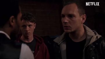 Le sweat zip à capuche gris porté par Alexis Manenti dans The Eddy (Saison 1) sur Netflix