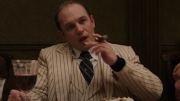 Jacket blazer white stripes worn by Al Capone (Tom Hardy) in Capone