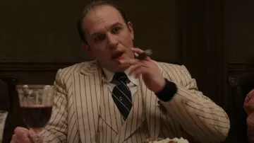 La veste de blazer blanche à rayures portée par Al Capone (Tom Hardy) dans Capone