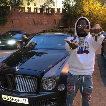 Le sweatshirt à capuche Off White 'Bart Simpson' porté par Offset  sur son compte Instagram @offsetyrn 