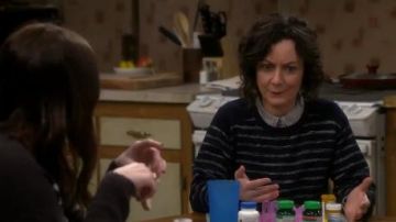Marine Rayé Chandail porté par Darlene Conner (Sara Gilbert) dans Le Conners Saison 2 Épisode 18