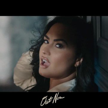 The blazer satin Athens Dickey Veronica Beard for Demi Lovato on her account Instagram @ddlovato