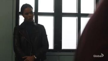 Chaqueta de cuero negro usada por Sheryll Barnes (Roxy Sternberg) en FBI: Most Wanted Temporada 1 Episodio 12