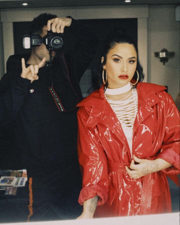 The coat trench coat red effect vinyl Balenciaga Demi Lovato on her account Instagram @ddlovato