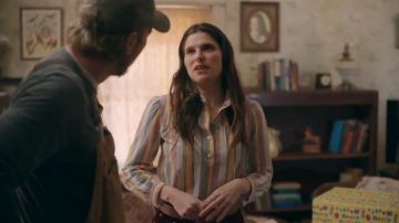 Loula Shirt Rayé porté par Rio (Lake Bell) dans Bénisse Ce Gâchis Saison 2 Épisode 18