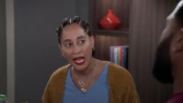 Lettre de Monogramme Collier porté par arc-en-ciel Johnson (Tracee Ellis Ross), en black-ish Saison 6 Épisode 21