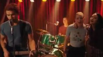 Bleu Manches Courtes Pull porté par Betty Cooper (Lili Reinhart) à Riverdale Saison 4 Épisode 17