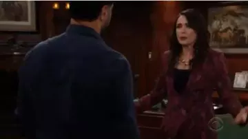 L'agence de Kenzie imprimé Serpent Blazer porté par Quinn Fuller (Rena Sofer) comme on le voit sur Le Gras et le Beau, le 15 avril 2020