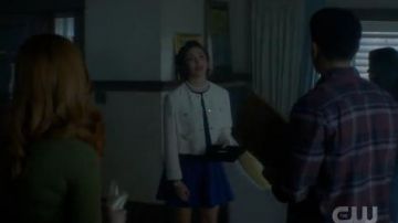 Selfridges Vi­o­li Tweed Bouclé Cropped Jack­et worn by Bess Marvin (Maddison Jaizani) in Nancy Drew Season 1 Episode 18