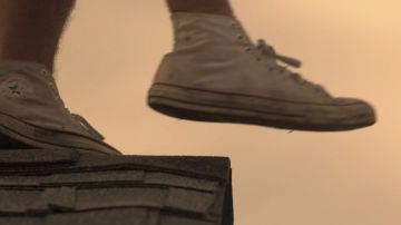 Zapatillas blancas Converse usadas por John B (Chase Stokes) en Outer Banks (S01E01)