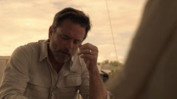 Camisa de manga corta Columbia usada por Ward Cameron (Charles Esten) en Outer Banks (S01E02)