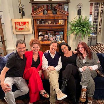 The bra push-ush black triangle of Demi Lovato on her account Instagram @ddlovato