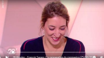 Le pull col V Oversize Coutures Contrastées bleu navy de Nadia Daam dans 28 minutes le 25.02.2020