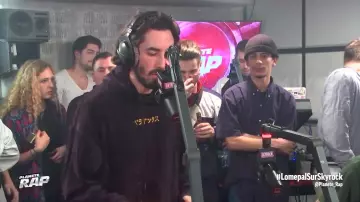 Le sweatshirt Paradox de Lomepal dans sa vidéo "Club" version acoustique sur #PlanèteRap