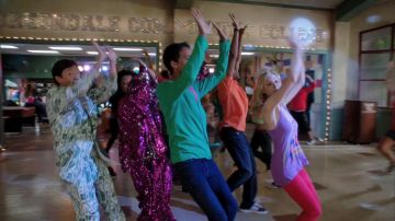 Traje impreso de dinero usado por Ben Chang (Ken Jeong) en Community (S02E01)