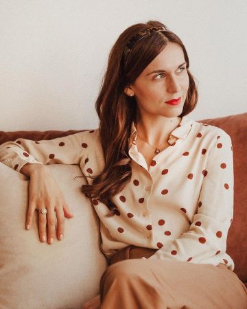 La camisa de seda de lunares beige de Daphne en su cuenta de Instagram @daphnemoreau