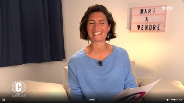 Le pull Col Bateau bleu de Alessandra Sublet dans C'est Canteloup le 16.04.2020