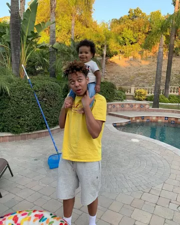 Le short gris chiné Polo Ralph Lauren porté par YBN Cordae sur son compte Instagram @ybncordae