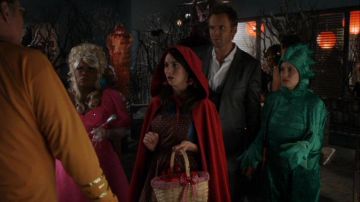 Red riding hood cape of Annie Edison (Alison Brie) in Community (S02E06)