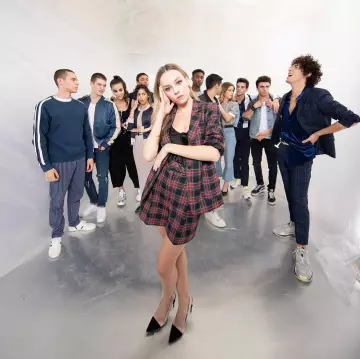 Le blazer rouge à carreaux Caroll porté par Ester Expósito sur une photo promotionnelle de la série Élite saison 3