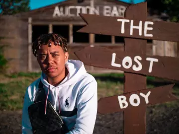 The Louis Vuitton bag Avenue Sling Bag Damier Graphite worn by YBN Cordae on his account Instagram @ybncordae