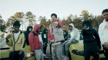 Cinturón 'industrial' gris y rojo blanquecino usado por Stunna 4 Vegas en su A HUNNID (Video Musical Oficial)