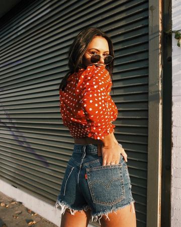Finders keepers Fleur Floral Ruffle Recadrée Top porté par Michelle Infusino sur son Instagram account @michelleinfusino