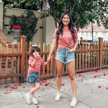 Distressed Denim Shorts de Jen Vatthongxay sur l'Instagram account @piecesofemerald