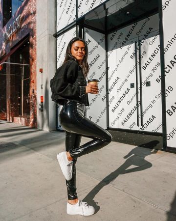 LPA Black High Waist Vinyl Pants 650 usado por Michelle Infusino en su cuenta de Instagram @michelleinfusino
