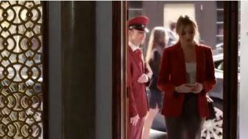 Pantalones a cuadros usados por Kirby Anders (Maddison Brown) en Dynasty Temporada 3 Episodio 17