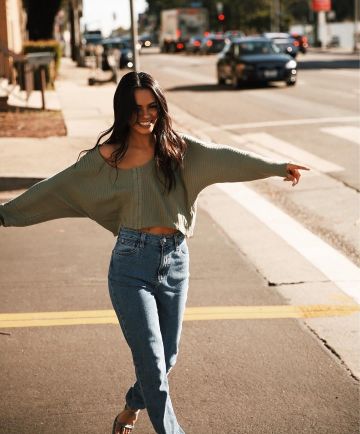 Urban Outfitters Surdimensionné Crochet Oeil Recadrée Chandail porté par Michelle Infusino sur son Instagram account @michelleinfusino