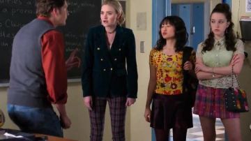 Plaid Coup de pied Arrondi Pantalon porté par Lainey Lewis (AJ Michalka) dans Scolarisés Saison 2 Épisode 19