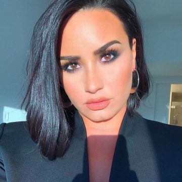 The blazer in crepe black Goat of Demi Lovato on her account Instagram @ddlovato
