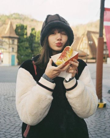 Buck­et Hat of Lisa on the Instagram account @lalalalisa_m