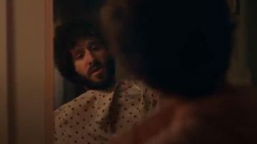 Camisa blanca y roja con estampado de cereza usada por Dave (Lil Dicky) en DAVE Temporada 1 Episodio 8