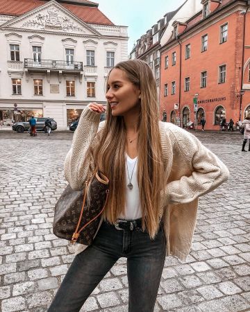 Cinturón de cuero negro de Asos en un look occidental usado por Anna Scherg en la cuenta de Instagram @anpaulinas