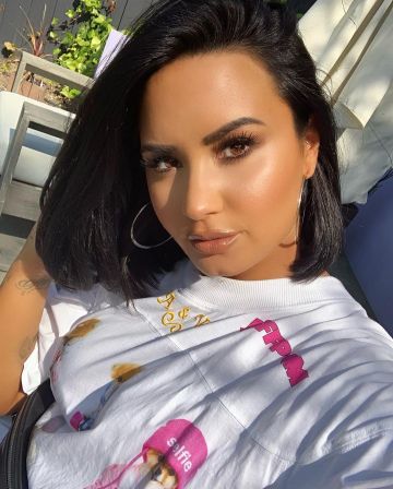 The printed t-shirt Jiffpom Vivienne Westwood Demi Lovato on her account Instagram @ddlovato