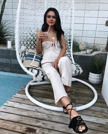 Urban Outfitters Large-Jambe de Pantalon porté par Michelle Infusino sur son Instagram account @michelleinfusino