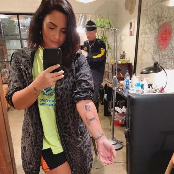 The parka leopard print Yves Saint Laurent Demi Lovato on her account Instagram @ddlovato