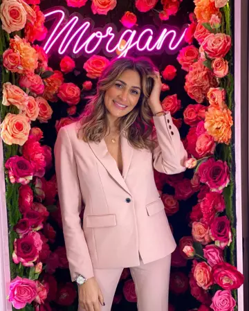 Le pantalon tailleur rose porté par Yasmine Zeroc sur son compte Instagram @yasmine.zeroc