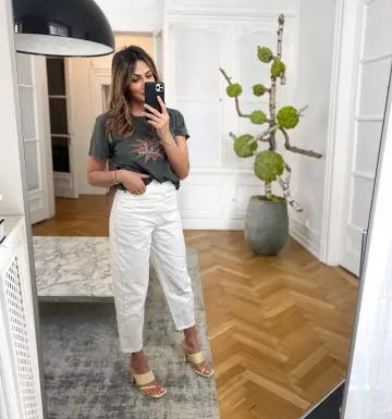 Le jean blanc porté par Yasmine Zeroc sur son compte Instagram @yasmine.zeroc