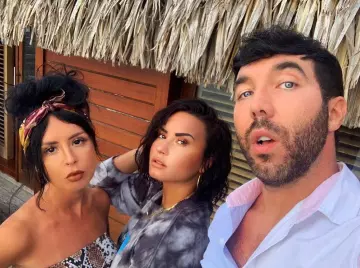 Le t-shirt à manches longues Palm Angels de Demi Lovato sur son compte Instagram @ddlovato