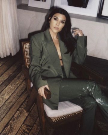 Blazer croisé kaki Tibi de Kourtney Kardashian sur le compte Instagram de @kourtneykardash