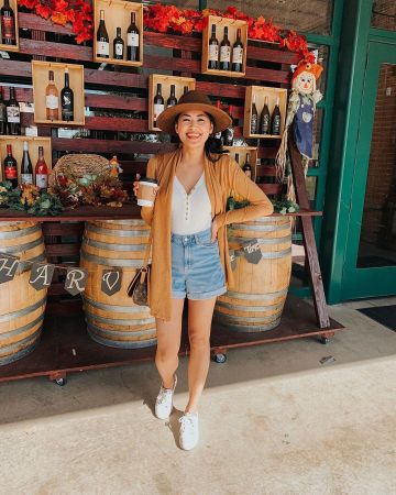 Sombrero marrón de Jen Vatthongxay en la cuenta de Instagram @piecesofemerald