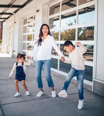Jeans Blue of Jen Vatthongxay on the Instagram account @piecesofemerald