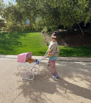 El par de zapatillas new balance 990 V5 grises de Kourtney Kardashian en su cuenta de Instagram @kourtneykardash
