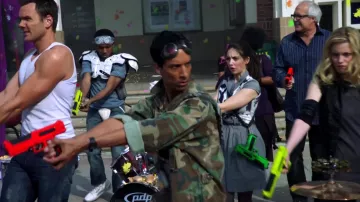 Camo veste militaire porté par Abed Nadir (Danny Pudi) dans la Communauté (S01E23)