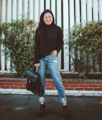 Pull Noir de Jen Vatthongxay sur l'Instagram account @piecesofemerald