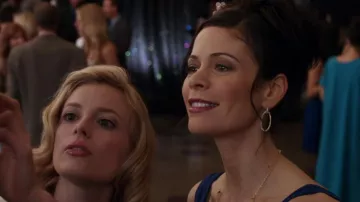 Gold oval hoop earrings of Professor Slater (Lauren Stamile) in Community (S01E25)